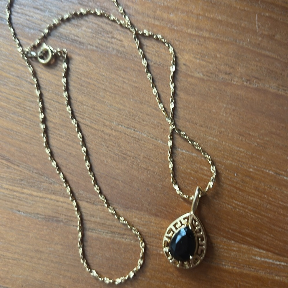 Nice gold tone tear drop pendant necklace with black rhinestone